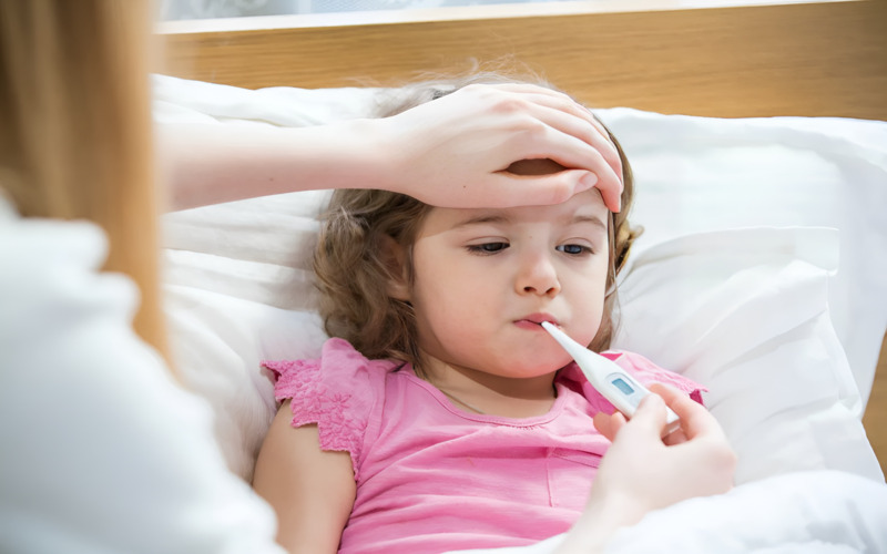 Dấu hiệu bệnh tay chân miệng ở trẻ là phát sốt