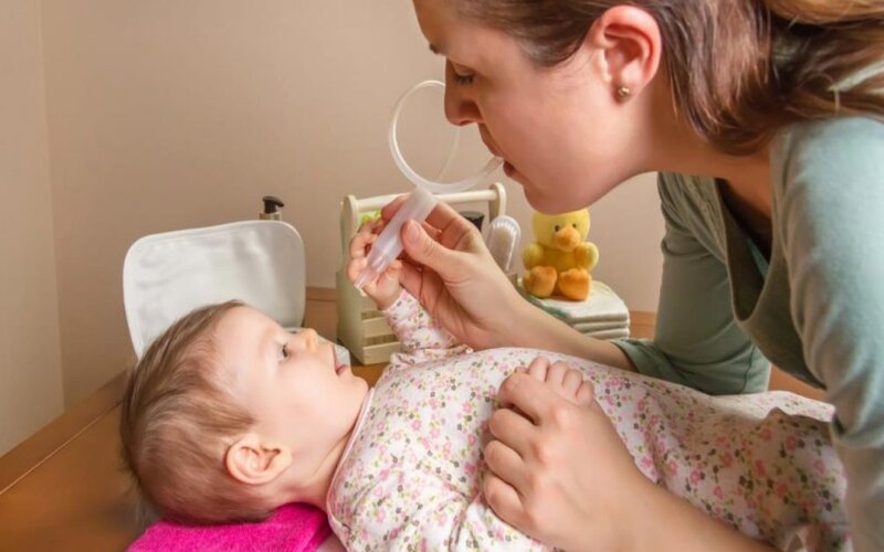 Trị nghẹt mũi cho trẻ em bằng cách sử dụng công cụ hút mũi