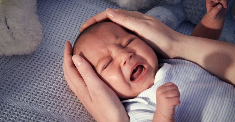 Dấu hiệu trẻ hay máo khóc khó chịu là hiện tượng trẻ đang bị ốm