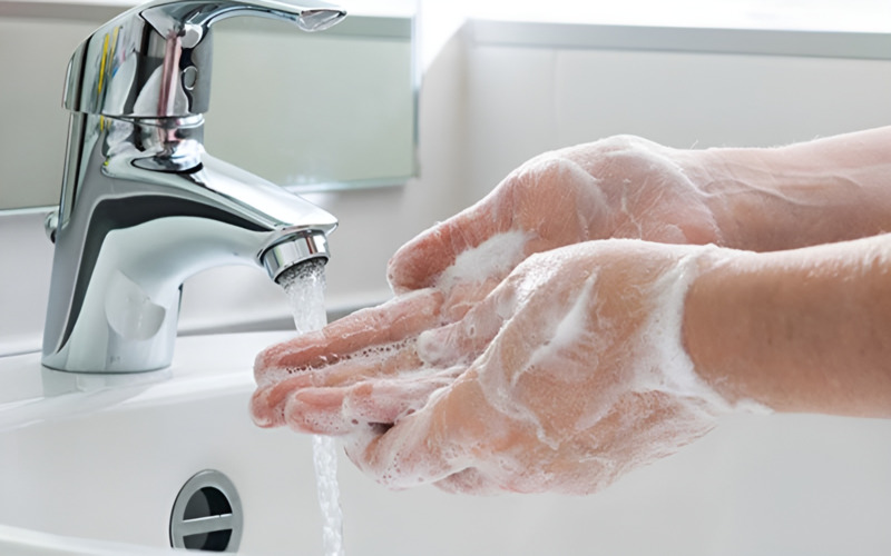 Rửa tay trẻ bằng xà phòng dưới vòi nước phòng ngừa bệnh tay chân miệng