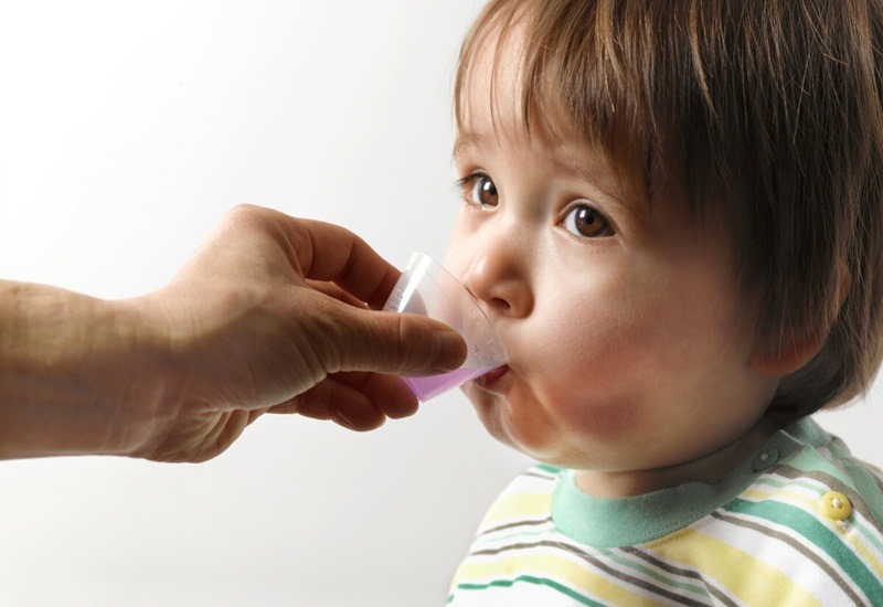 Trẻ bị ho sốt sổ mũi uống thuốc gì không thể bỏ qua giảm đau hạ sốt