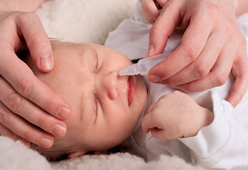 Sử dụng thuốc nhỏ mũi giúp xử lý tình trạng sổ mũi ở trẻ